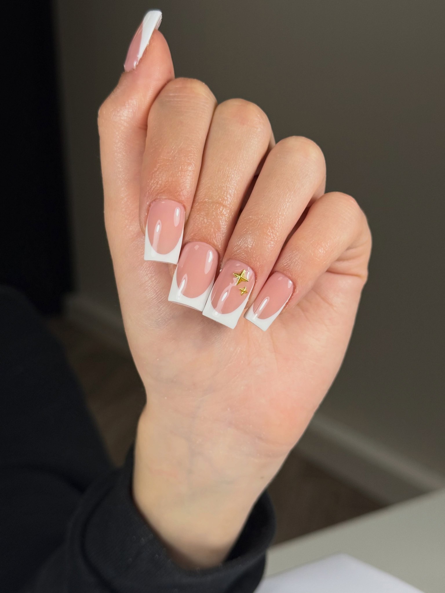 Klassieke witte french op vierkante acrylnagels met een klein bedeltje