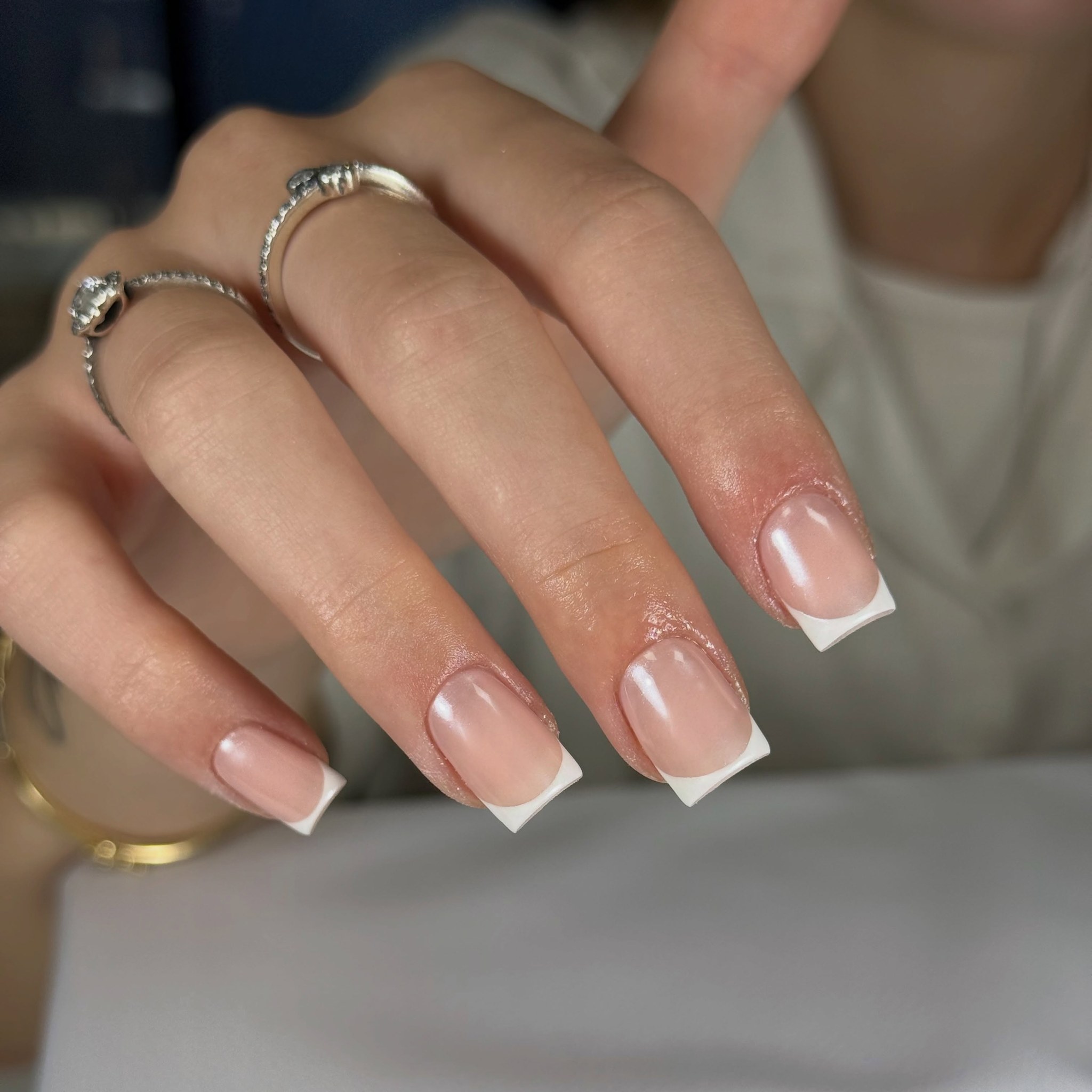 Natuurlijke nude nagels met een witte french