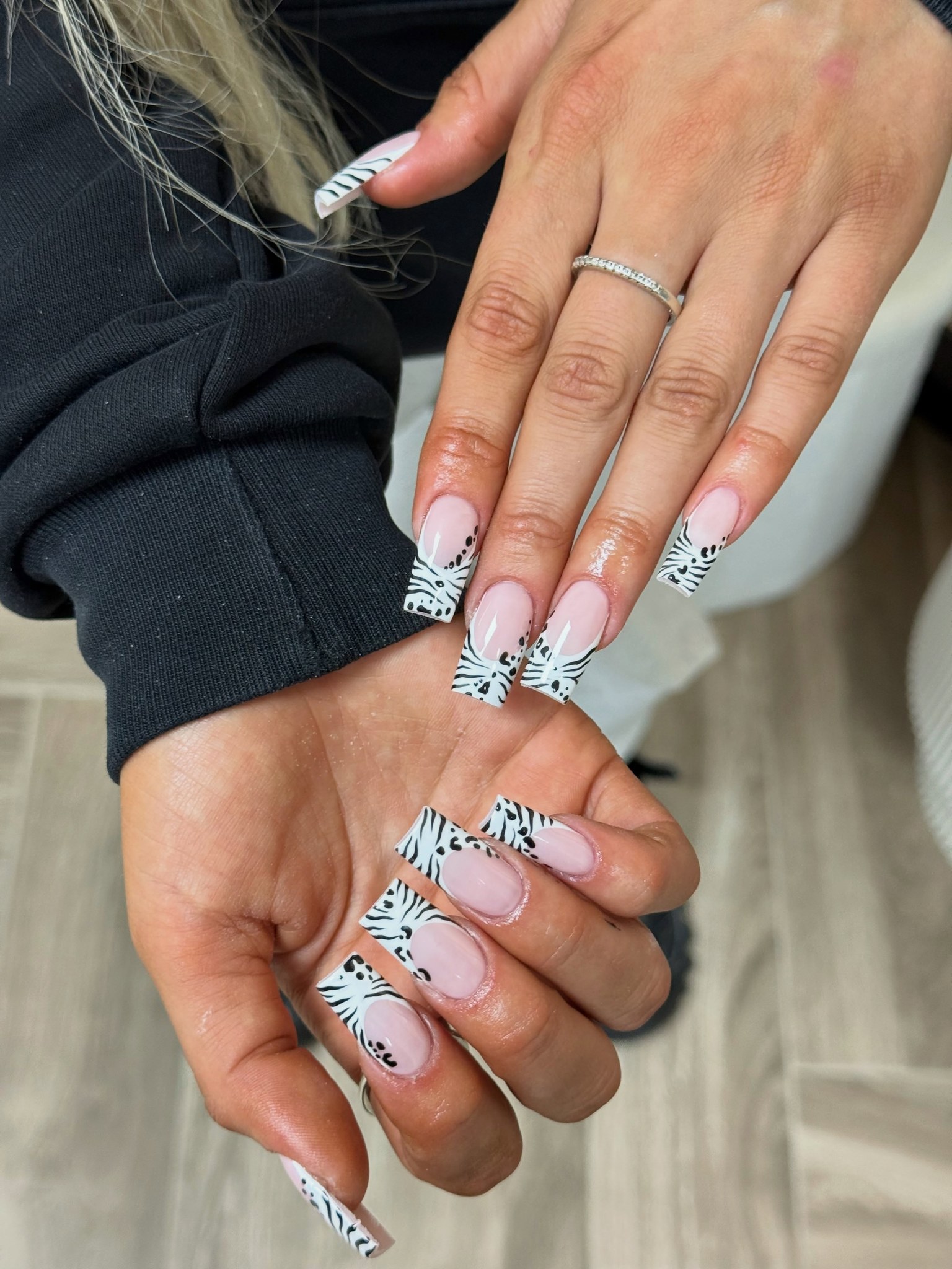 Lange vierkante nagels met een french in zebraprint