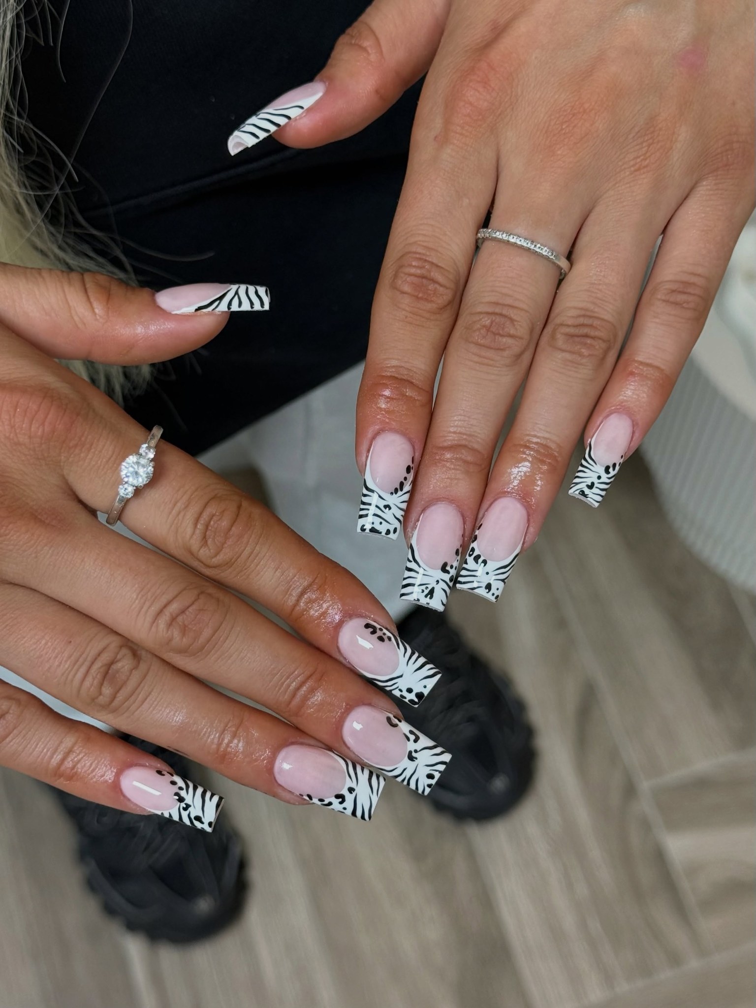 French met zebraprint op lange vierkante nagels, andere hoek