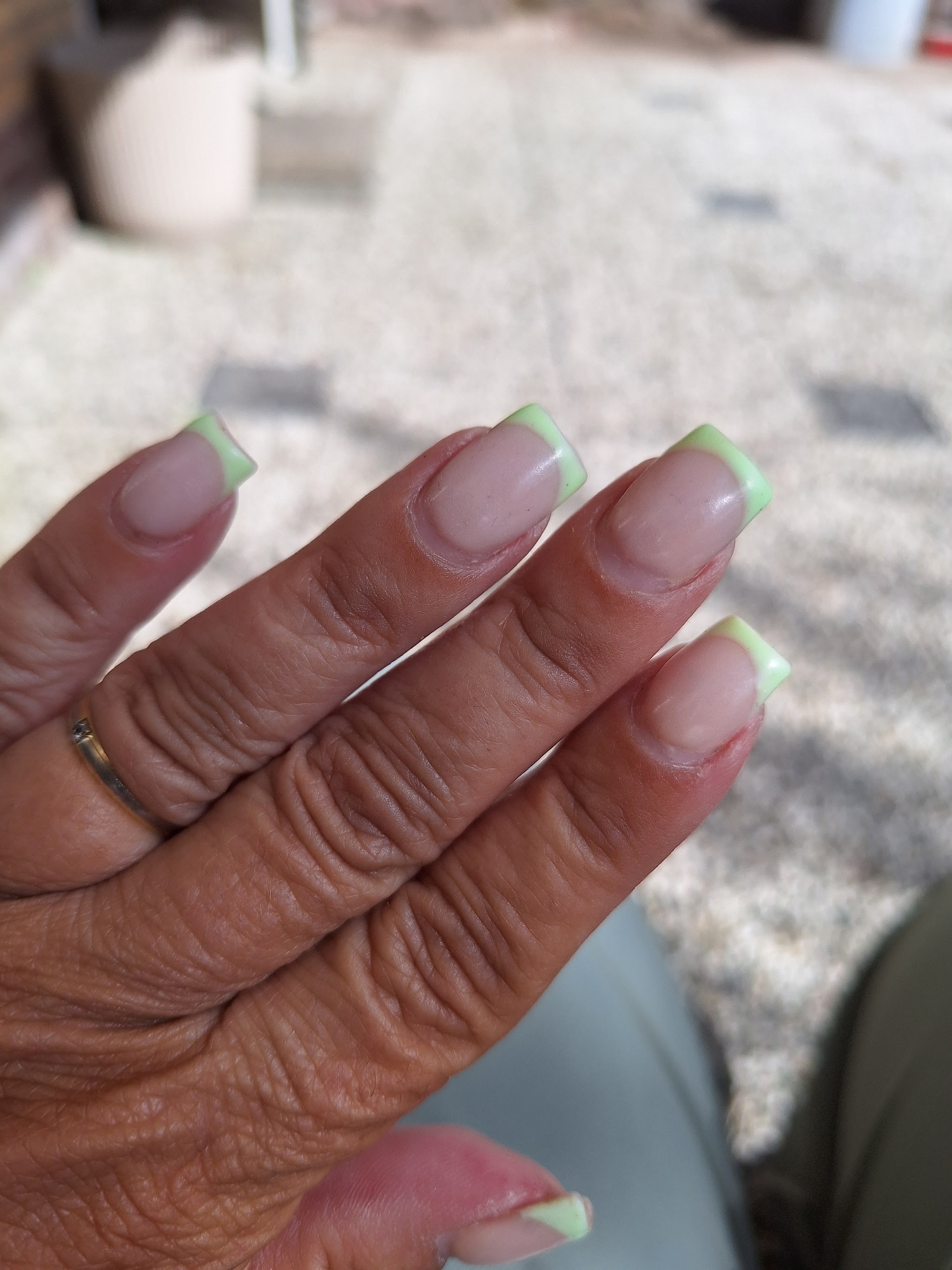 Nude nagels met neongroene french tips
